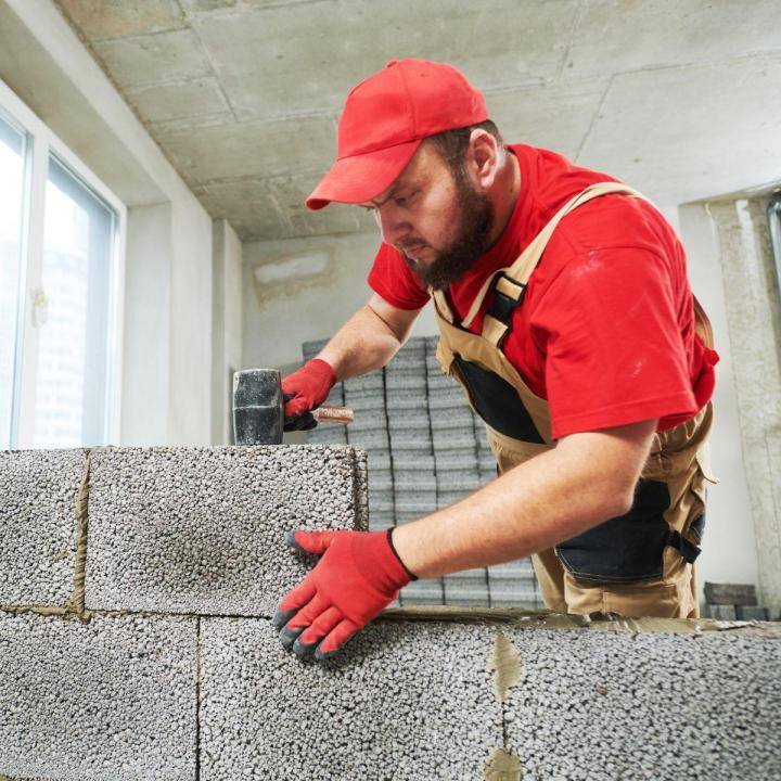 Nous vous proposons notre savoir-faire dans la maçonnerie pour répondre à vos besoins en matière de construction de murs et d’aménagement extérieur.